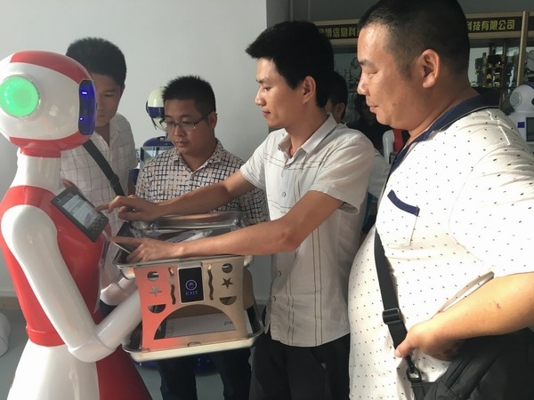 3梁宜霖工程师给教师团队讲解迎宾、送餐机器人使用、读写与操控.jpg