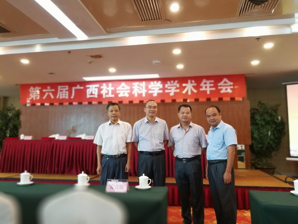 获奖教师刘子荣（左一）、严敏（左二）、李勇伟（右二）、韦伟勇（右一）在年会会场合影留念.jpg
