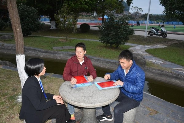 1专业教师刘秀娟（图左1）和优秀校友黎坚（图左2）、容宇荣（图右1）访谈.jpg