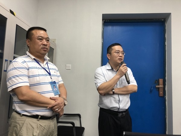 1自治区人社厅技工教育研究室主任覃朝俊（右）到场指导.jpg